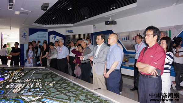 陳瑞隆一行（前排右三）參訪德陽高新區科技企業孵化器
