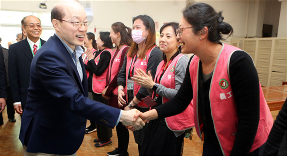 劉結一看望慰問東莞臺商子弟學校師生和家長代表