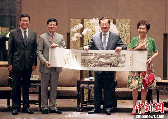 謝伏瞻（左二）拜會中國國民黨榮譽主席連戰（右二），並致贈禮物。