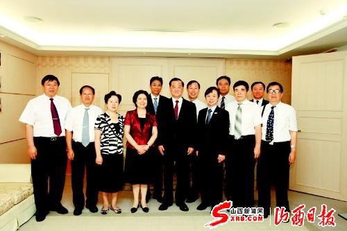 論壇間隙,省委常委、宣傳部長、山西新聞交流團團長胡蘇平與部分團員在臺北拜訪了中國國民黨榮譽主席連戰。