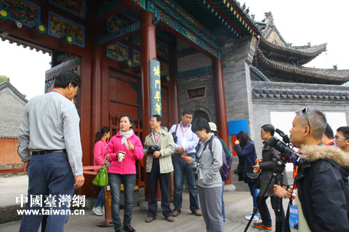 採訪團走進顯通寺