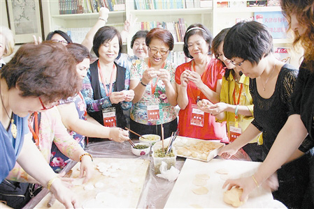 臺灣代表與和平區三盛裏社區居民一起包餃子。記者李倩攝