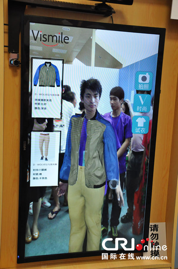 3D虛擬試衣鏡的螢幕上自然展呈現出試衣者穿上衣服的樣子
