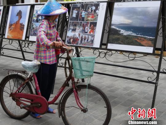瓊臺雙島攝影家作品在海口騎樓老街展出