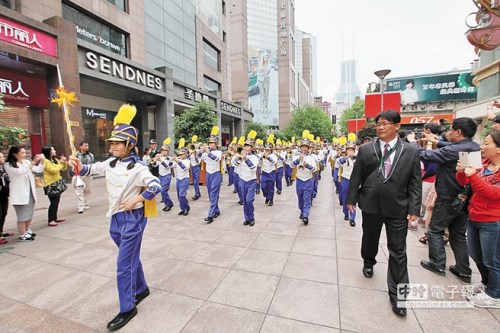 上海街頭響起《高山青》臺灣一小學管樂隊展風采