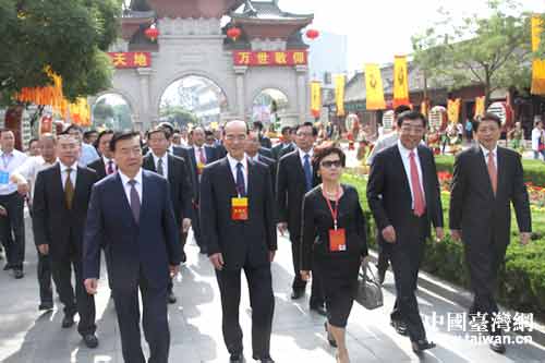 　　全國政協副主席馬培華、省委書記王運、省長劉偉平與林豐正夫婦共同步入大典現場