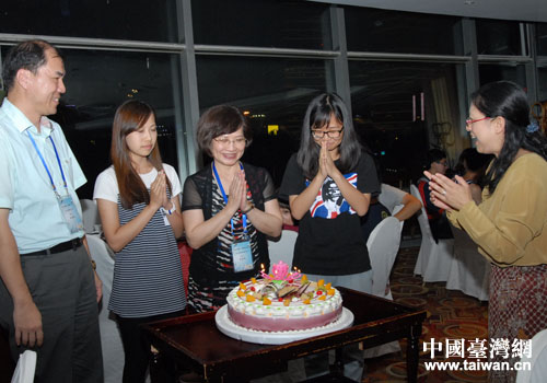 上海市臺聯為七月過生日的營員準備了生日蛋糕並一起過生日