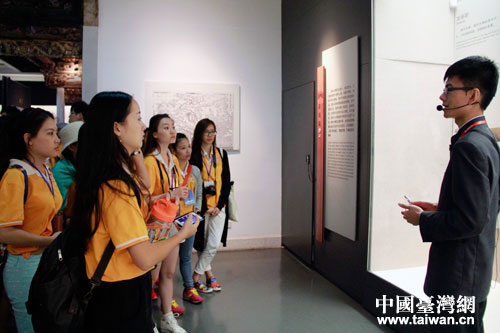 24日上午，82位兩岸藝術專業的大學生參觀了廣東省博物館