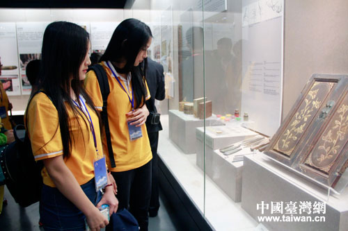 24日上午，兩岸藝術專業的大學生參觀了廣東省博物館
