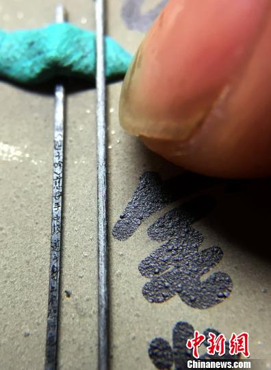 臺灣雕刻家在0.5毫米寬度筆芯上刻《遊子吟》迎母親節