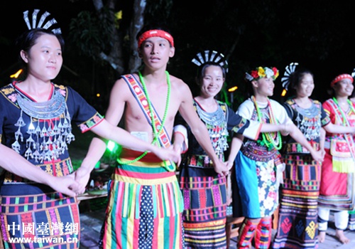 臺灣少數民族舞團在嬉水節開幕式上表演節目