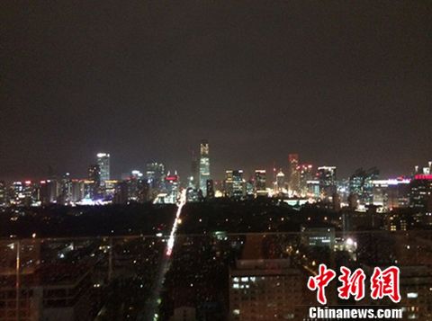 (“北漂”臺灣青年Emily和朋友聚餐，隨手拍下北京的夜景。採訪時，她告訴<a target='_blank' href='http://www.chinanews.com/' >中新網</a>記者：“北京是值得我興奮的城市，這裡每天都有新的變化。” 受訪者供圖)