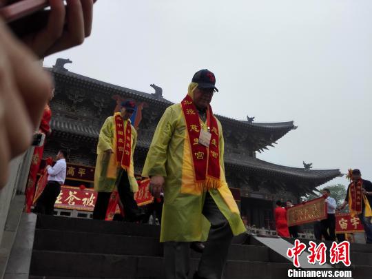 海峽兩岸3000余人14日在山西省晉城市高平市神農鎮莊裏村炎帝陵冒雨祭拜炎帝。圖為來自臺灣宮廟的負責人之一。　李娜 攝