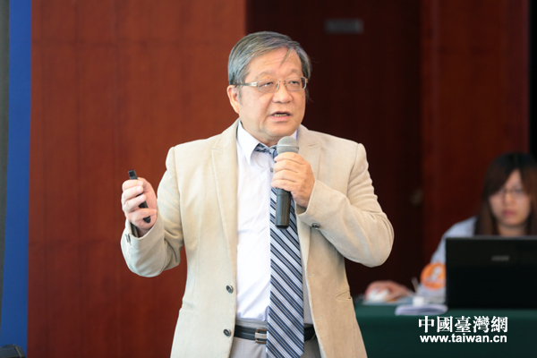 新竹清華大學教授、新竹清華自強基金會原執行長蕭德瑛在“2016年兩岸青創産業園區發展研討會”上發言。