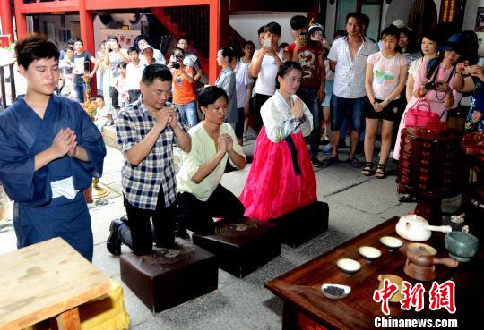 端午節，福州三坊七巷郎官巷天后宮舉行“萬國茶幫拜媽祖“祭祀典禮。　記者劉可耕 攝