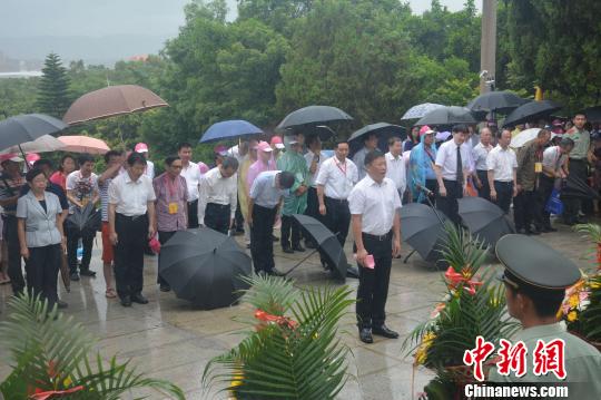 6月12日，兩岸信眾在位於福建省南安市的鄭成功陵園共同祭拜鄭成功。　郭斌 攝