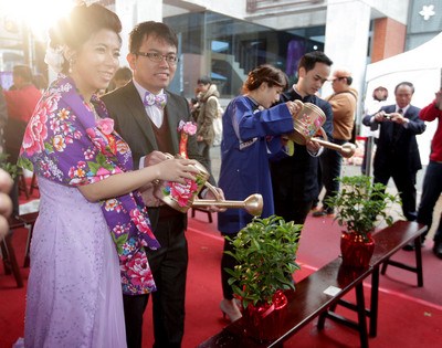 臺北首場客家集體婚禮登場市長證婚新人共種桂花