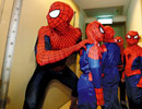 蜘蛛人帶著10名可愛的小蜘蛛人接力試爬到36樓。.jpg