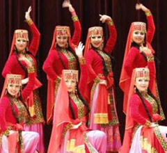 新疆師範大學木卡姆藝術團表演塔吉克民間舞蹈