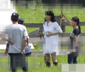 王菲臺灣農場拍廣告現場照 白衫美腿手頻捂肚遭疑