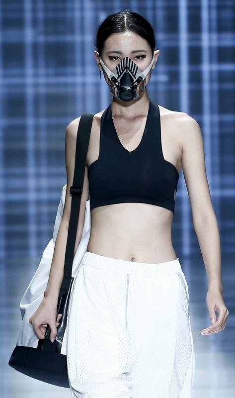 中國國際時裝周模特戴口罩走秀