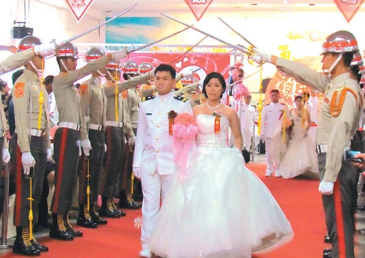 臺灣海軍聯合婚禮65對新人走“劍門紅毯”（圖）