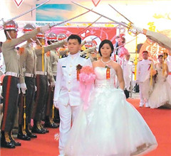 臺灣海軍辦聯合婚禮 劍門紅毯突出“海軍”主題