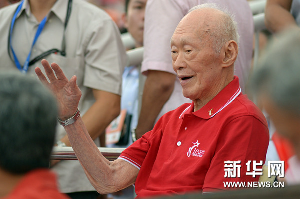 這是2014年8月9日李光耀出席新加坡獨立49週年慶典儀式的資料照片。