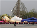 南京現巨型充氣人偶 街頭玩“臥倒”