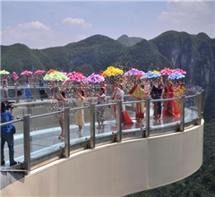 世界最長懸挑玻璃廊橋開放 美女模特穿古裝“雲端漫步”