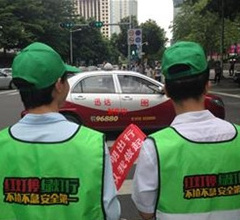 深圳市民闖紅燈被罰戴綠帽執勤