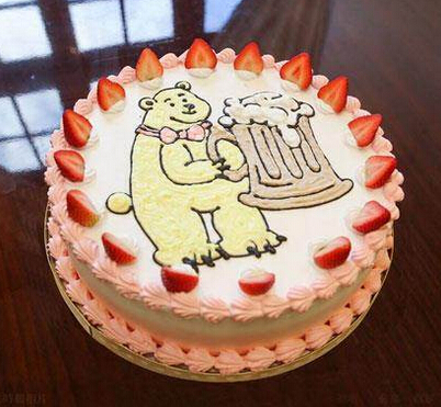 馬英九為了慶祝與夫人周美青結婚38週年，特地訂了一個金熊蛋糕來慶祝。（臺媒翻攝臉譜網）
