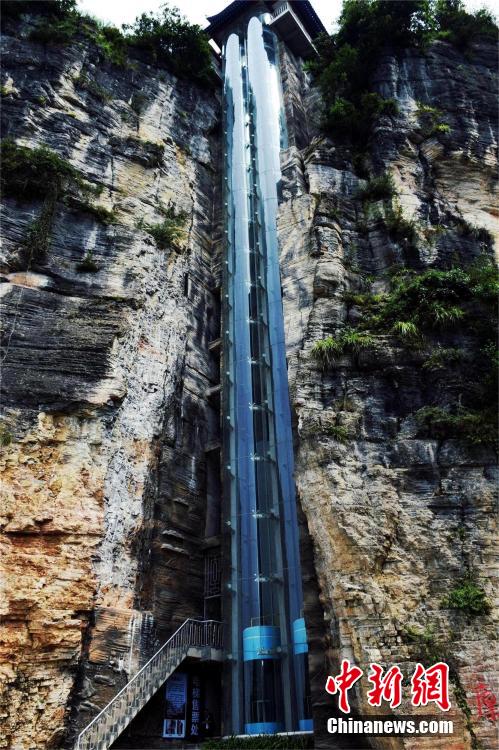 湖北現88米觀光電梯 夾在兩座山體狹縫絕壁間