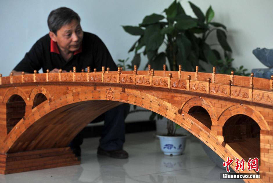 河北農民7000余塊木頭手工打造“迷你趙州橋”