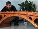 河北農民7000余塊木頭手工打造“迷你趙州橋”