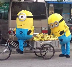 "小黃人"路邊賣香蕉 慘遭保安驅趕