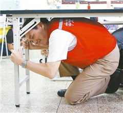 和學生參加地震避難演練 馬英九躲桌下示範