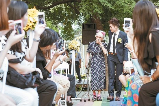 臺灣女同性戀辦結婚儀式93歲奶奶牽孫女走紅毯