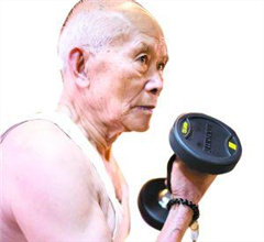 廣東九旬老人健身房鍛鍊20年 練成肌肉型男