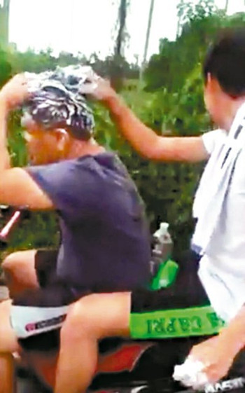 臺一年輕人邊騎摩托車邊洗頭誇張行徑讓網友傻眼