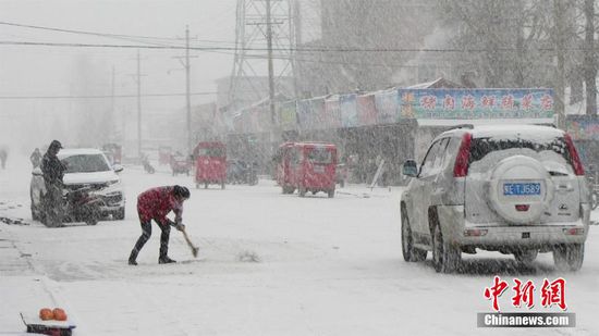 2015年10月26日，受強冷空氣影響，位於內蒙古呼倫貝爾市境內的牙克石市、海拉爾區、根河市、額爾古納市、圖裏河鎮等地普降大雪，圖裏河鎮局地積雪達40釐米，強降雪給當地生産生活及交通造成一定影響。