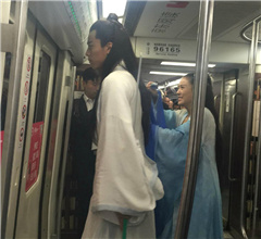 北京地鐵1號線上演穿越劇 驚現花千骨和白子畫