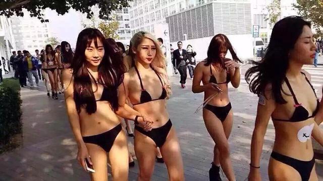 北京多名比基尼女模遊街 臀部印二維碼