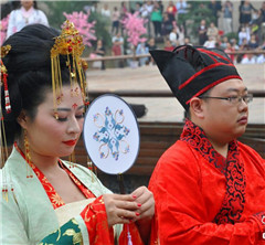 湖北新人玩“穿越” 辦漢婚弘揚傳統文化