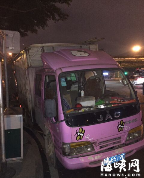 網友在街邊拍到這輛粉色的貨車，車頭還有卡通畫