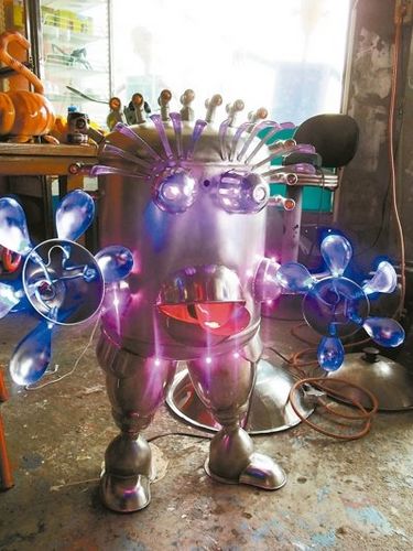 臺藝術家發揮創意用破銅爛鐵造出可愛機器人（圖）