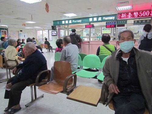 臺灣流感疫情爆發醫院人滿為患“一床難求”