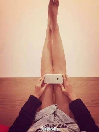 許多中國女網民紛紛在朋友圈內上載了自己的“i6腿”照片。（網際網路）