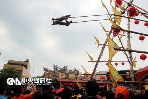 臺灣嘉義舉辦高空盪鞦千比賽民眾驚呼連連（圖）