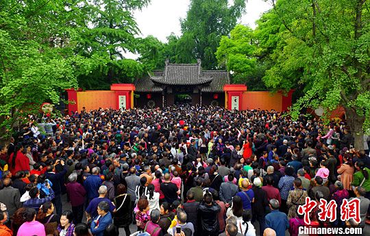 4月19日,三蘇祠開門迎客吸引上千民眾參觀